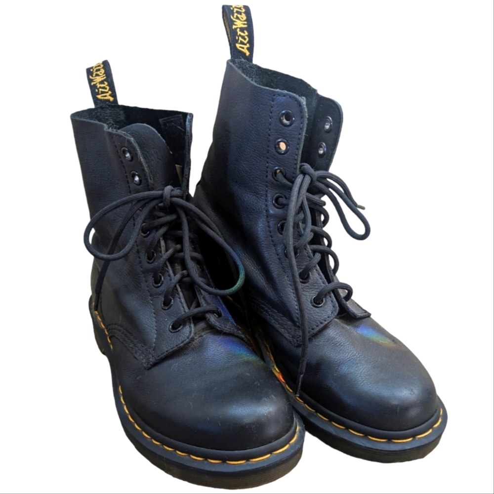 Genuine leather Dr.Martens original black boots with classic yellow stiching